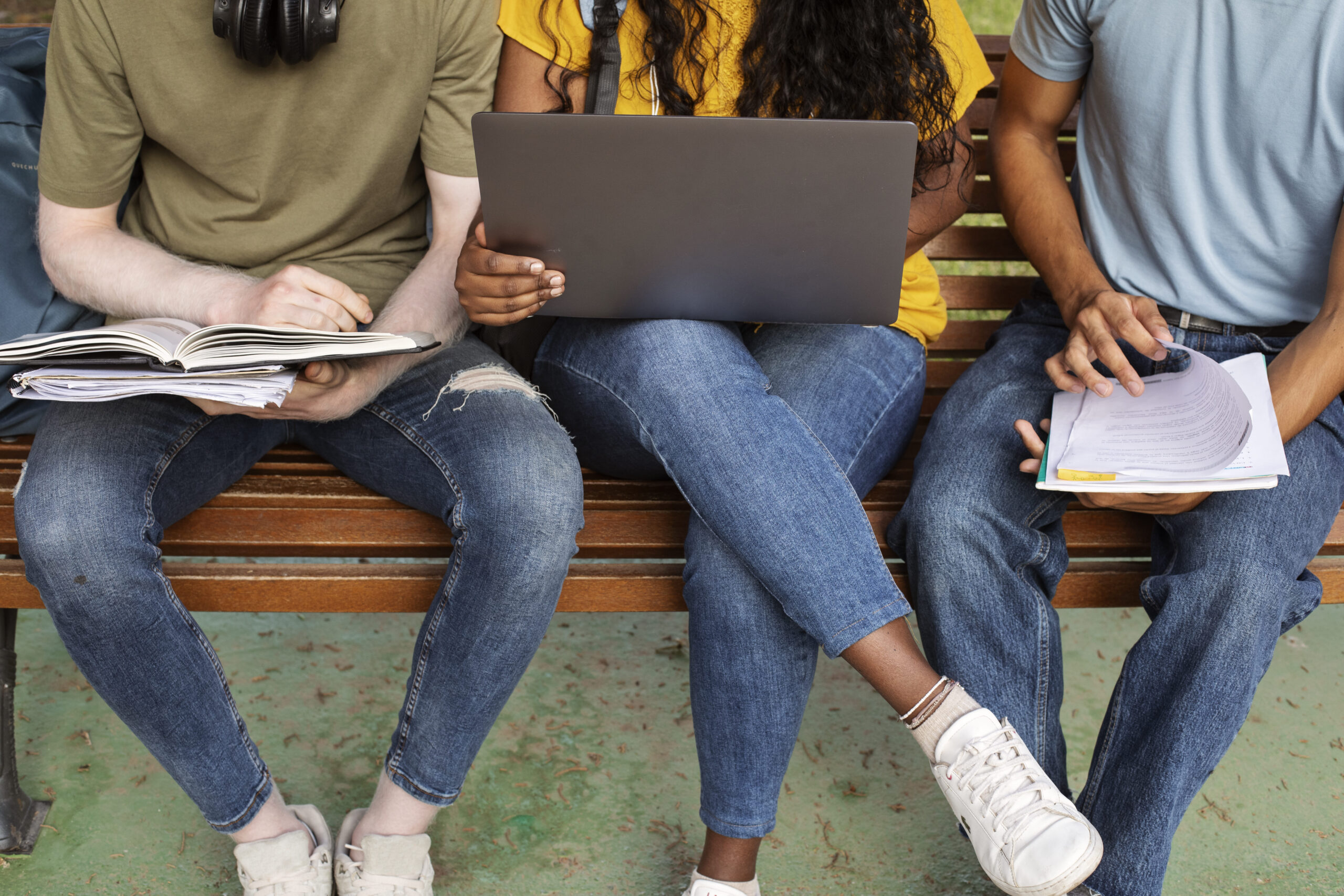 etudiants cherchant un hotel