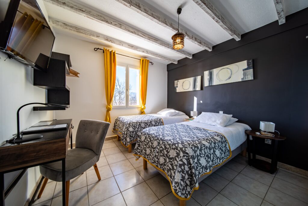 HÔTEL-RESTAURANT LES LOGES DU LUBERON
