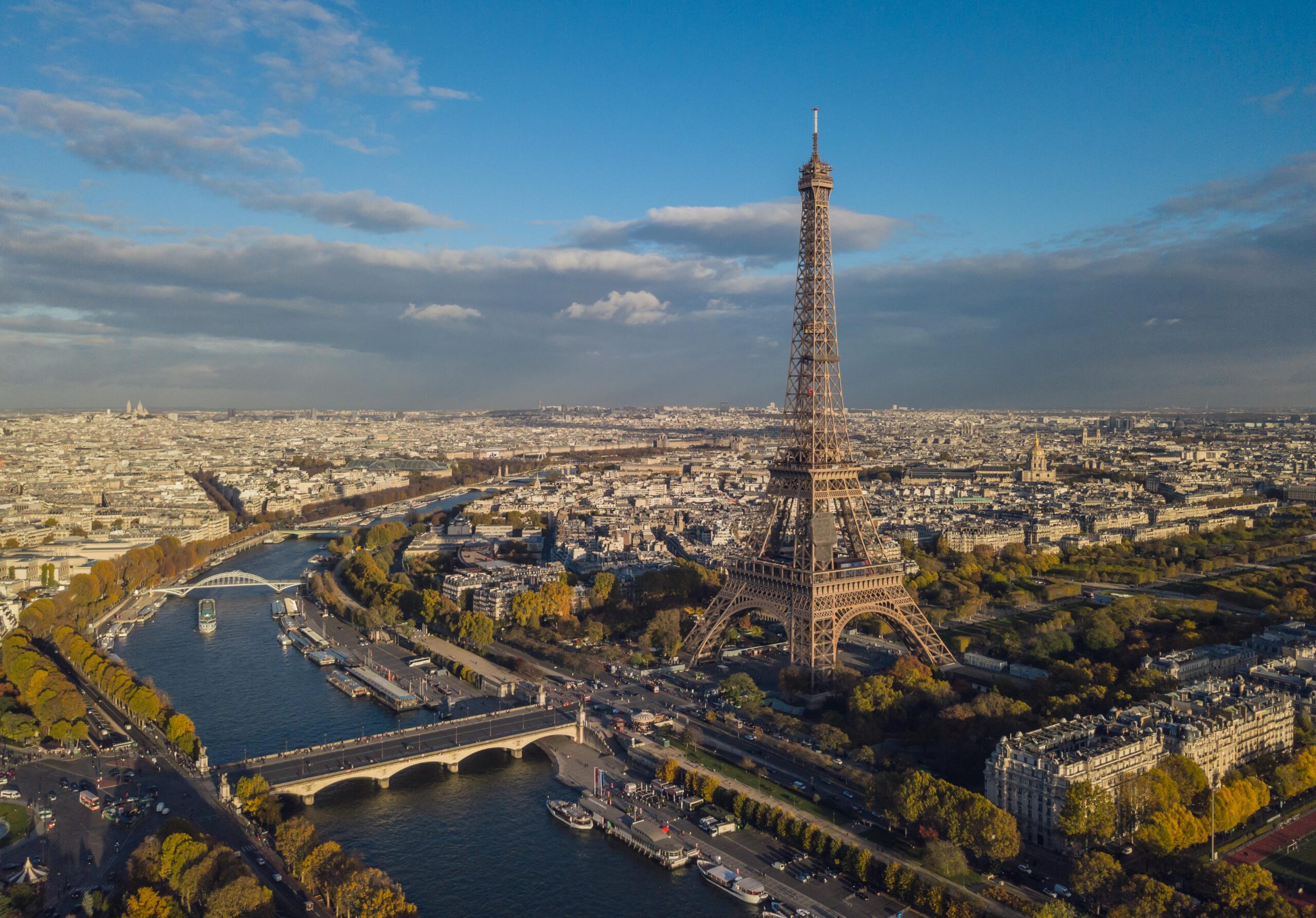 groupe de voyageurs devant un hôtel à Paris
