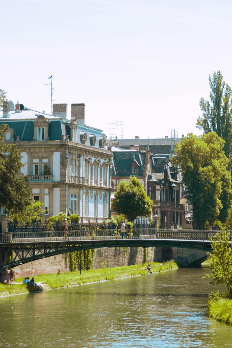 Mulhouse est une ville située dans l'est de la France, près des frontières suisse et allemande.