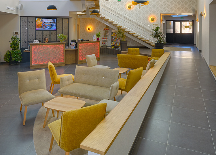 Hall de l’Hôtel-Restaurant Le Lion d’Or pour groupe près de Fougères