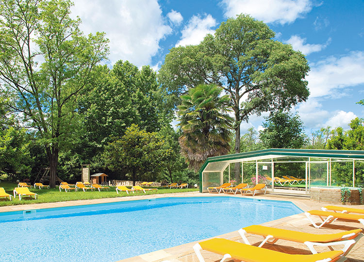 Piscine de l’Hôtel-Restaurant Les Cèdres Logis pour groupe en Ardèche du Sud