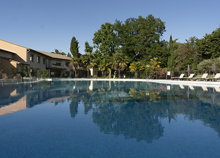 Piscine de l’Hôtel Spa Les Oliviers pour groupe entre Valence et Montélimar