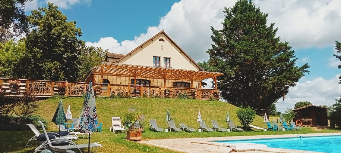 Jardin et piscine de l’Hôtel-Restaurant Le Chalet Montégut pour groupe près de Moulins