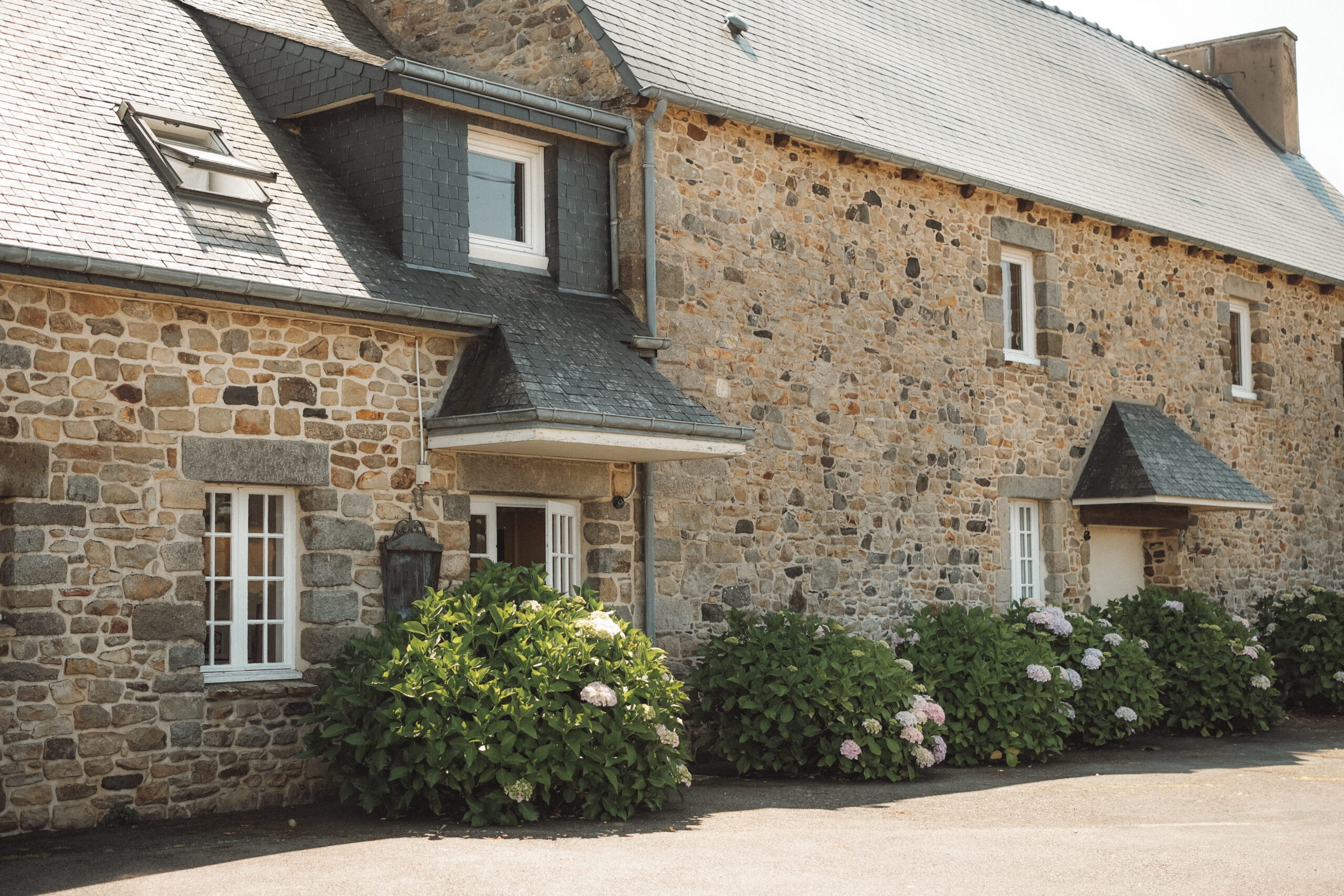 Façade de l’Hôtel Les Voisins Beaucemaine pour groupe près de Saint-Brieuc