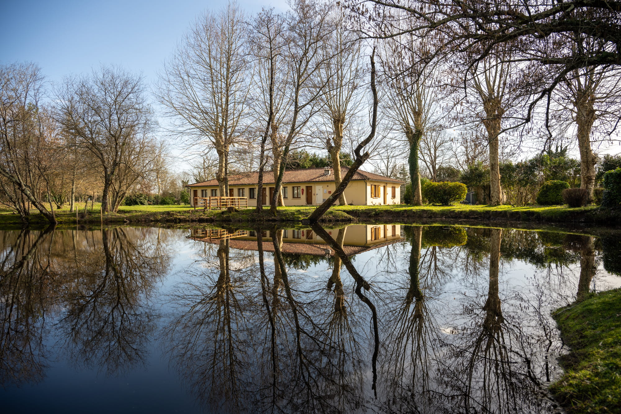 Parc avec étang du Relais de l’Estuaire pour groupe en Gironde