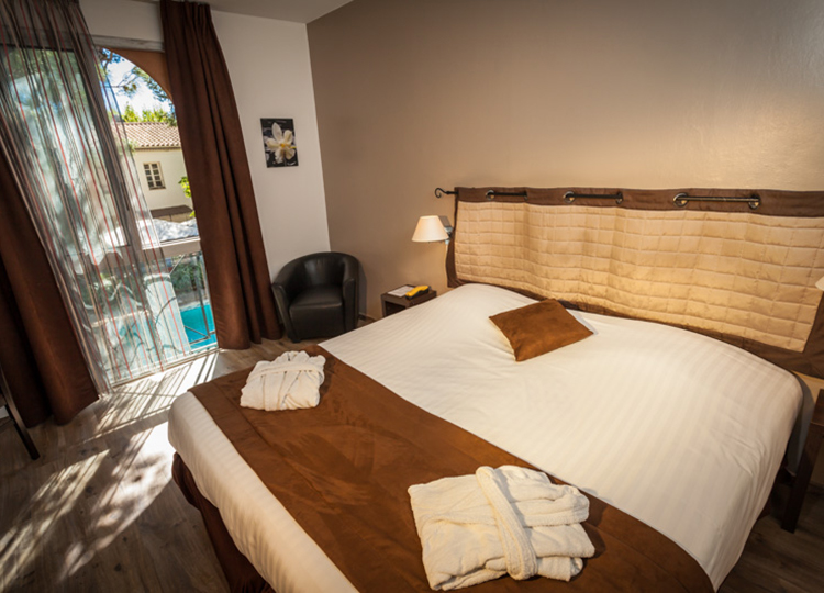 Chambre de l'hôtel le clos de l'aube rouge