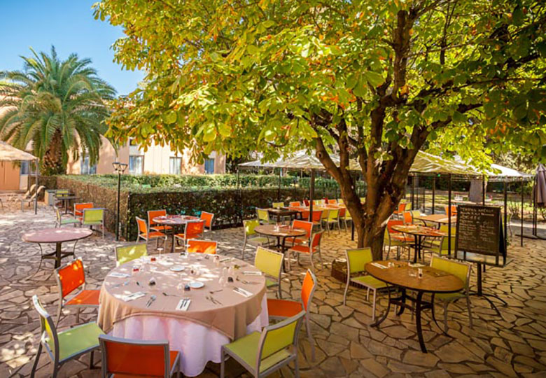 Lieu de restauration au sein de l'hôtel en plein air