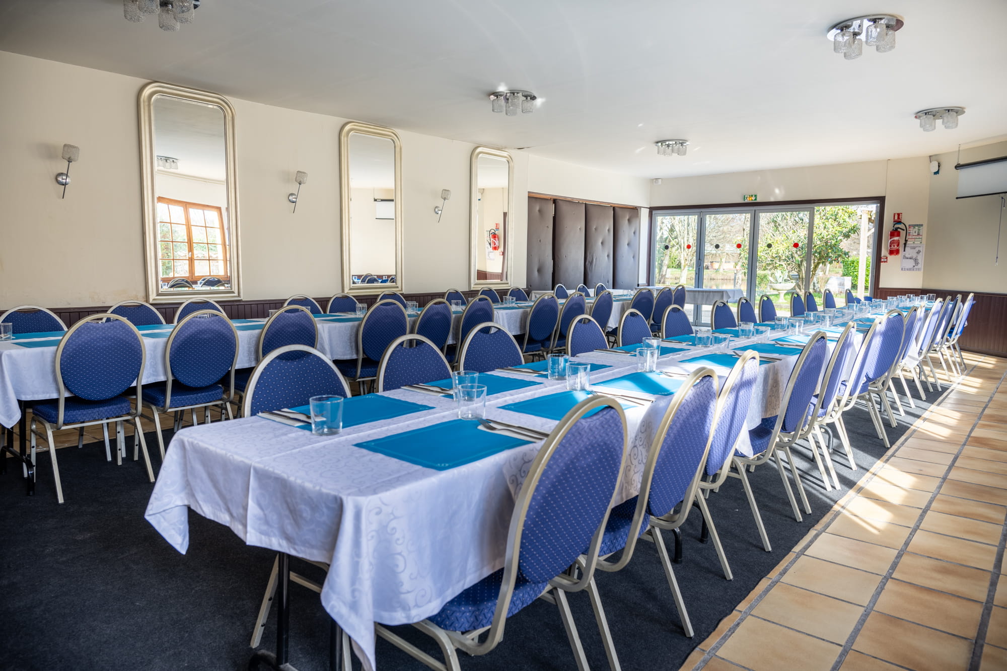 Salle dressée du Restaurant Le Relais de l’Estuaire pour repas de groupe