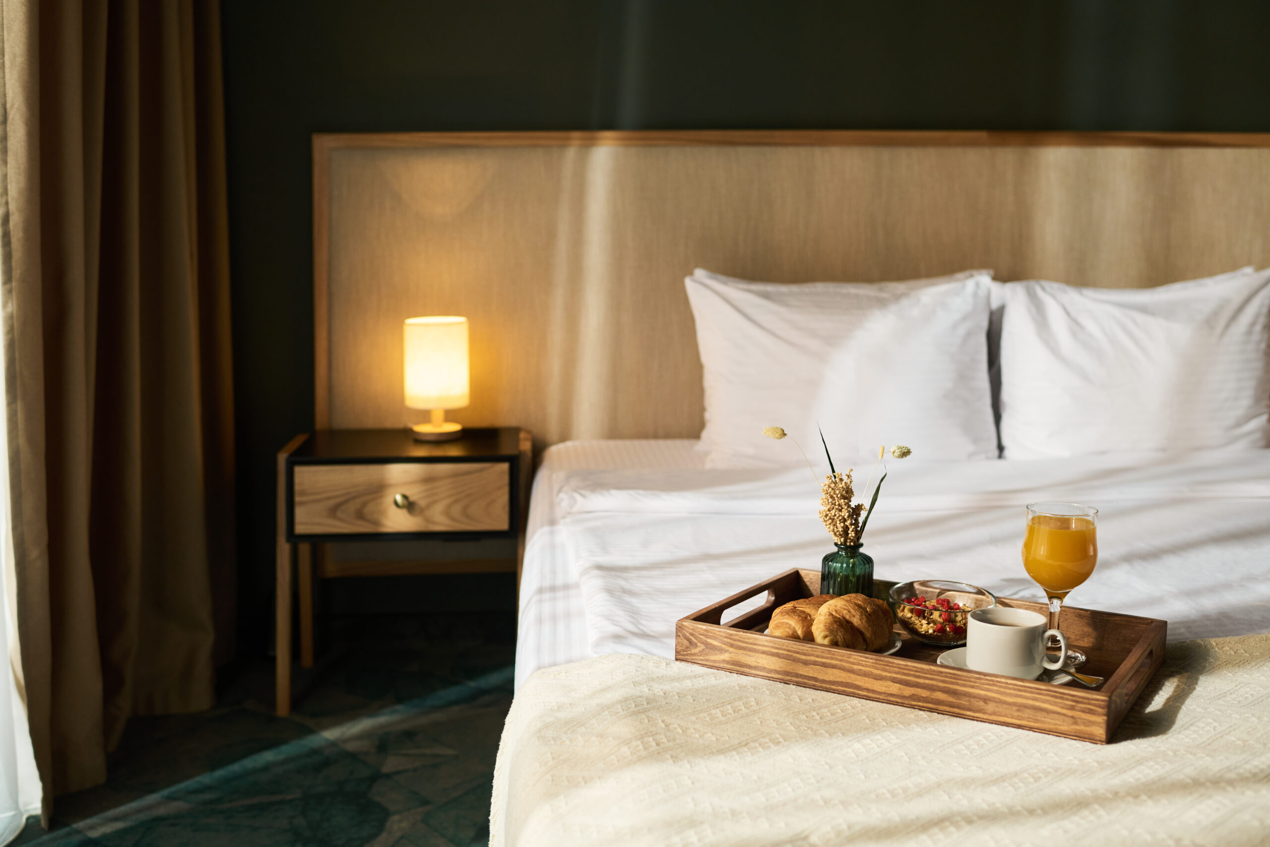 Chambre d’hôtel confortable avec petit-déjeuner servi au lit, adaptée à un séjour senior en groupe.