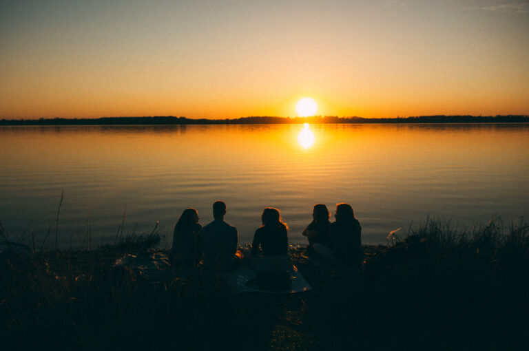 Groupe de voyageurs au coucher du soleil pour séjour collectif en France