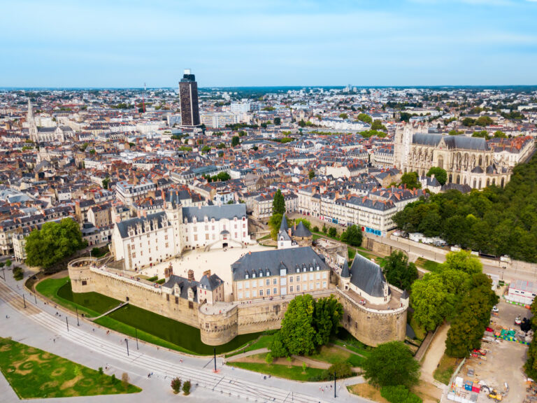 Vue aérienne de Nantes avec le Château des ducs de Bretagne pour séjour de groupe