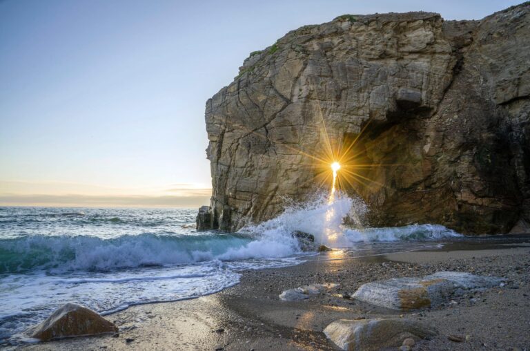 Littoral rocheux en Bretagne pour organiser un séjour de groupe en bord de mer
