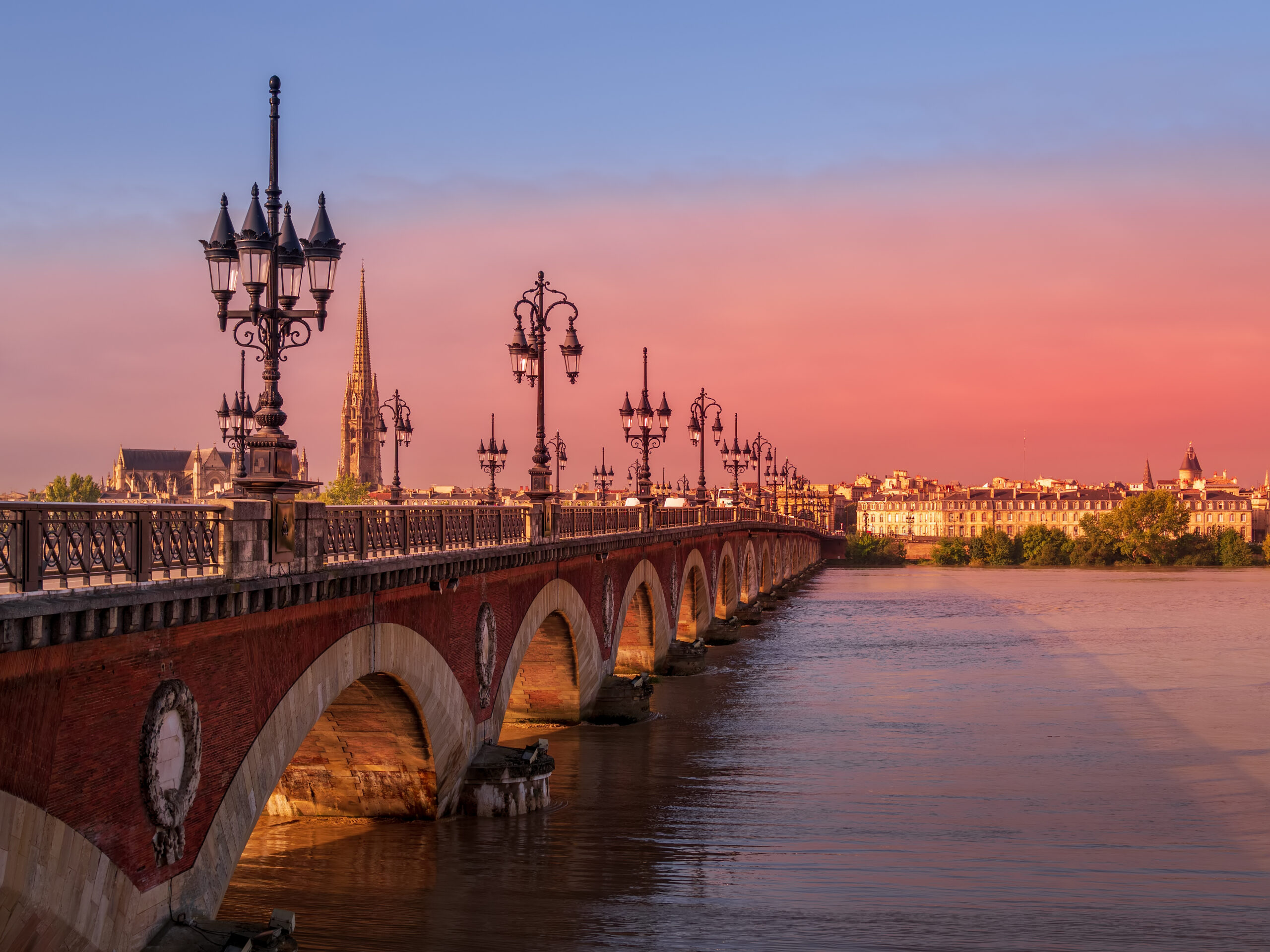 Pont de pierre à Bordeaux pour séjour de groupe en Nouvelle-Aquitaine