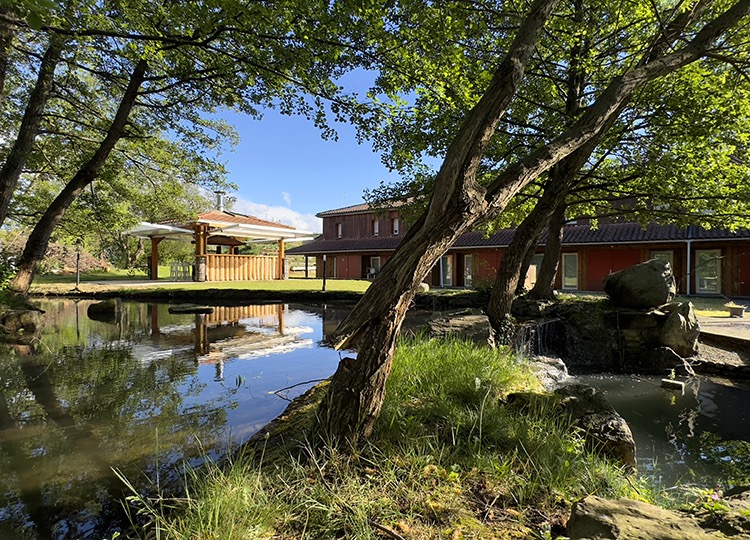 Extérieurs de l’Hôtel Eco Logis Espace Bellevue Pyrénées à Séméac, près de l’A64
