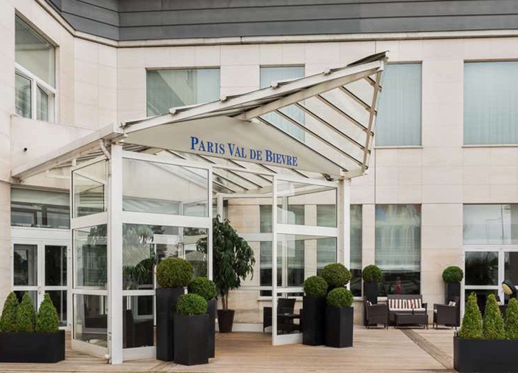 Entrée du Best Western Plus Paris Saclay, hôtel de 144 chambres près de Versailles

