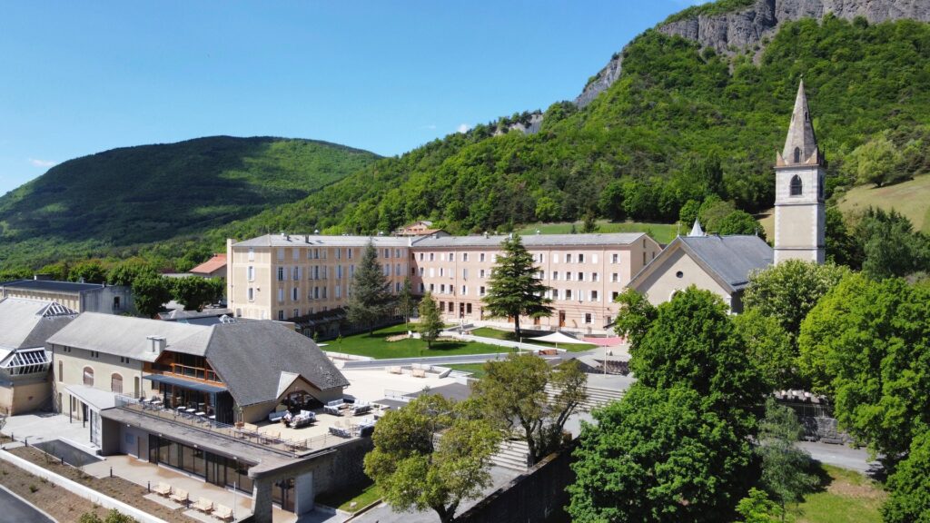 Hôtellerie du Sanctuaire Notre-Dame du Laus dans les Hautes-Alpes, hôtel de grande capacité pour groupes
