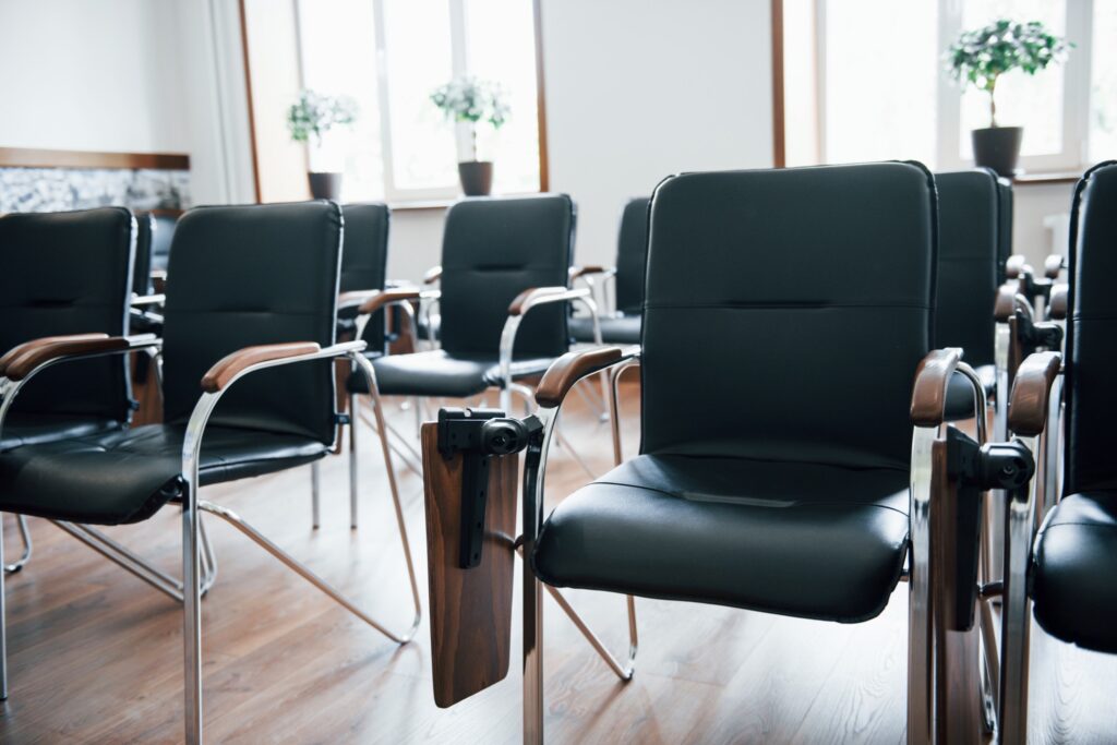 Salle de conférence avec chaises pour réunion de groupe dans un hôtel
