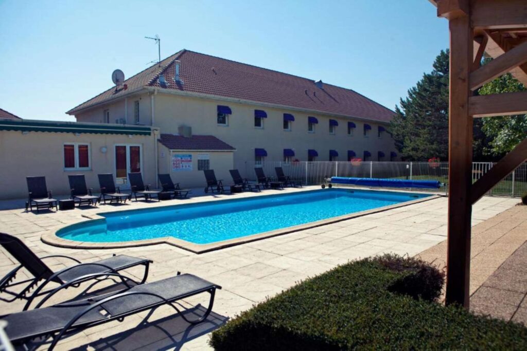 Piscine extérieure de l’Hôtel Tulip Inn Beaune, hôtel pour groupes proche de l’A6
