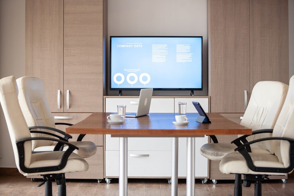 Espace modulable avec écran pour organiser une réunion de groupe