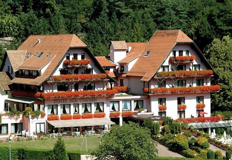 Façade de l’Hôtel des Vosges à Klingenthal près d’Obernai pour groupe en Alsace
