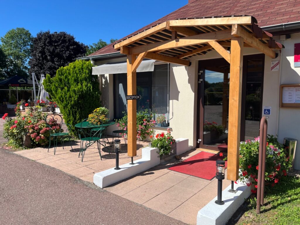 Entrée de l’Hôtel-Restaurant Au Relais d’Alsace à Rouffach près de Colmar pour groupe