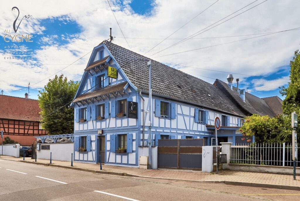 Façade de l’Hôtel-Restaurant Au Cygne à Eschau près de Strasbourg pour séjour de groupe