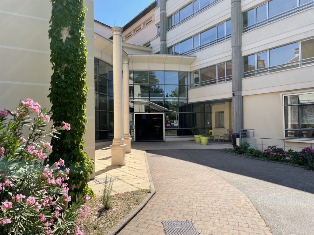Extérieur de l’Hôtel Valpré à Écully pour groupe avec salle de réunion
