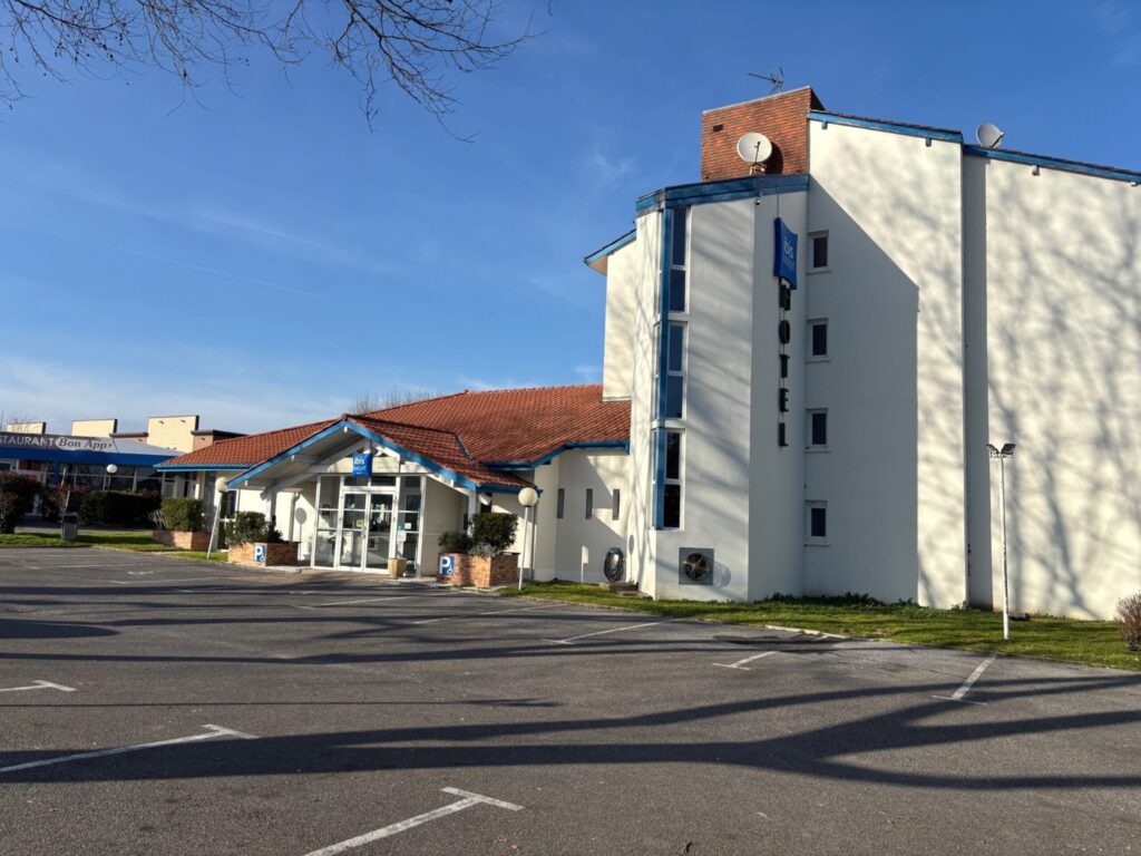 Façade de l’Ibis Budget Saint-Paul-lès-Dax, hôtel pour groupes proche de l’A63
