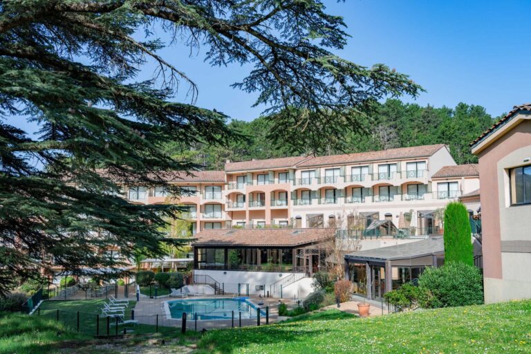 Domaine Les Sources de Dieulefit avec piscine pour séjour de groupe en Drôme provençale