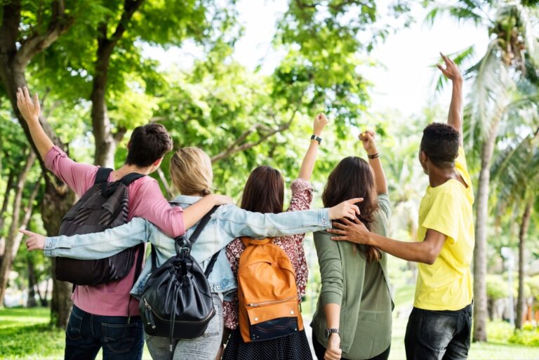 Groupe d’étudiants en sortie pour un séjour collectif organisé