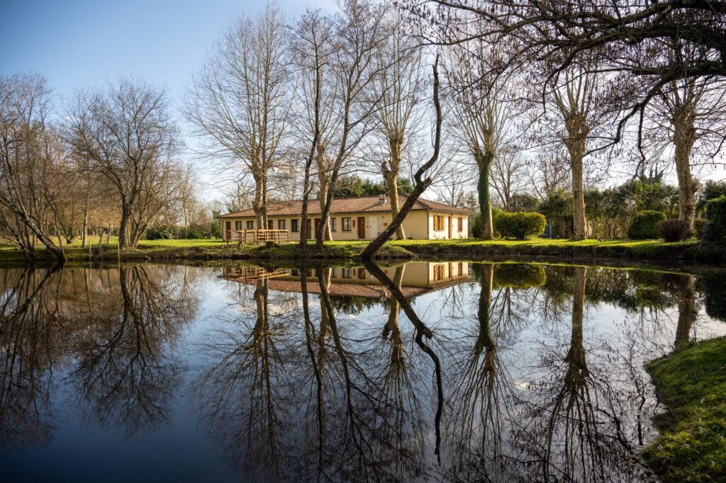 Parc et plan d’eau de l’Hôtel-Restaurant Le Relais de l’Estuaire à Étauliers, près de l’A10
