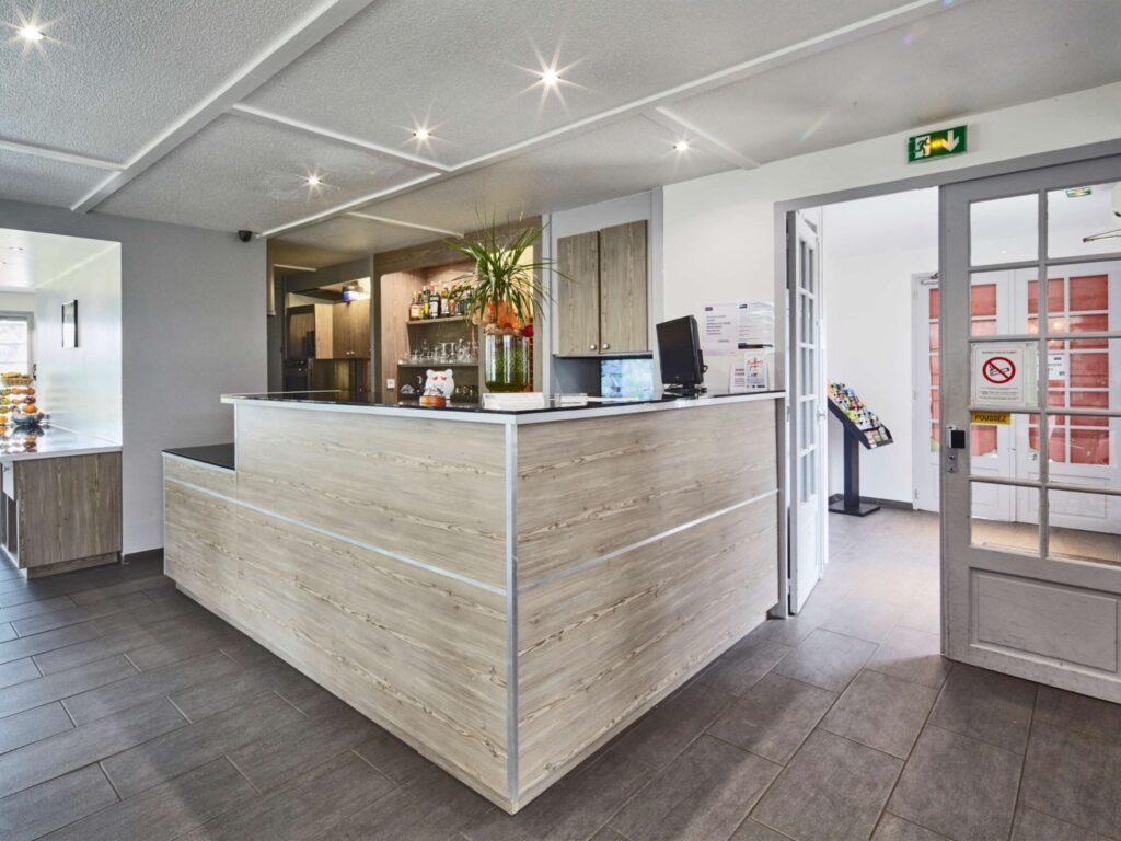 Réception de l’Hôtel-Restaurant Kyriad de Cambrai, étape pour groupes proche des grands axes routiers
