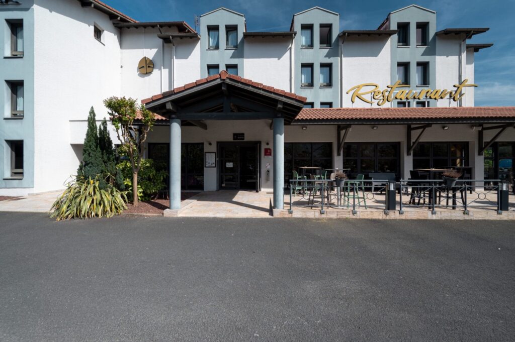 Façade de l’Hôtel Loreak à Bayonne, hôtel pour groupes proche des grands axes routiers
