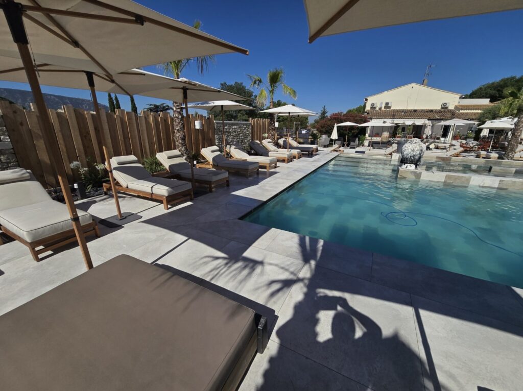 Piscine extérieure des Loges du Luberon à Cabrières-d’Avignon, hôtel pour groupes proche de l’A7
