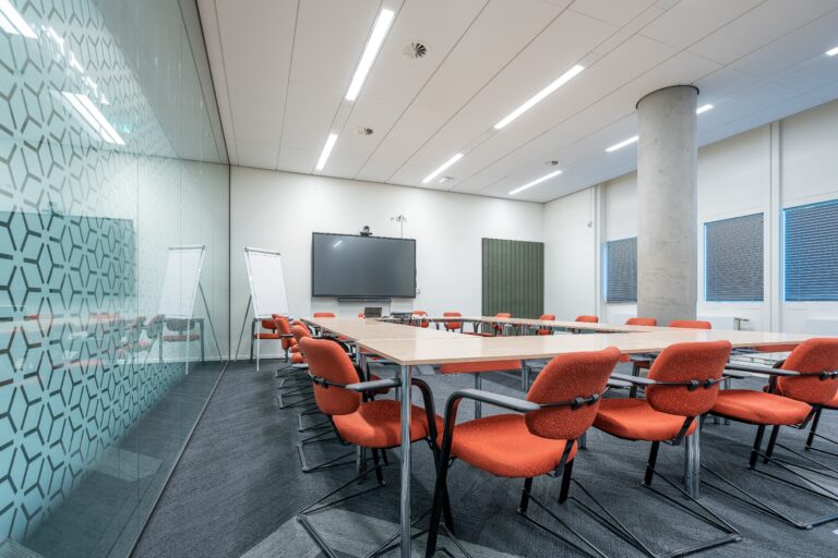 Salle de réunion équipée dans un hôtel pour séminaire et séjour de groupe