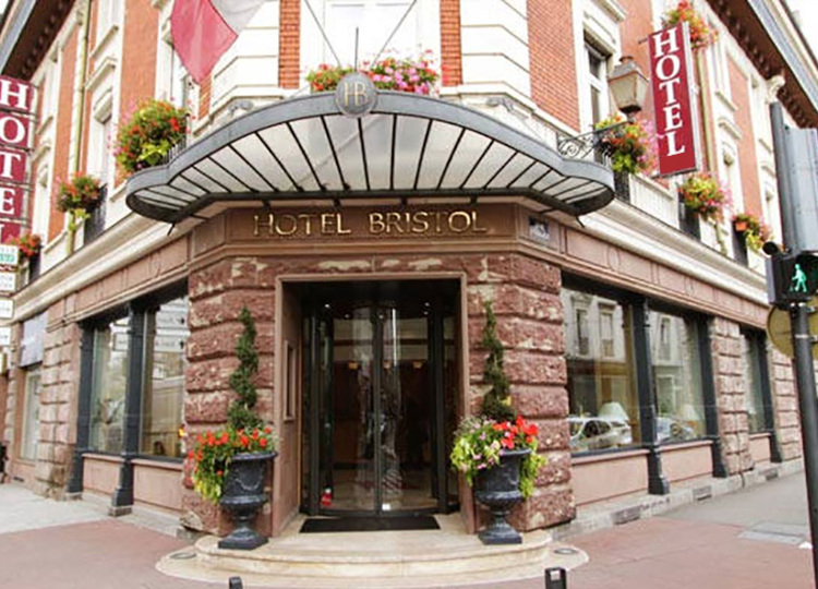 Façade de l’Hôtel-Restaurant Bristol à Mulhouse pour séjour de groupe en Alsace